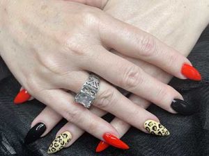 ABOUT custom press on nails